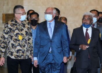 NAJIB Razak tiba di pekarangan mahkamah bagi mendengar rayuan sabitan dan hukuman penjara terhadap beliau berhubung penyelewengan dana SRC International Sdn. Bhd. di Mahkamah Persekutuan, Putrajaya hari ini. - FOTO/FAISOL MUSTAFA