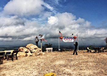 KEINDAHAN pemandangan dari atas Bukit Taisho termasuk pelbagai binaan berasaskan buluh serta kibaran puluhan Jalur Gemilang menggamit kunjungan para pendaki.-UTUSAN/NOR AINNA HAMZAH.