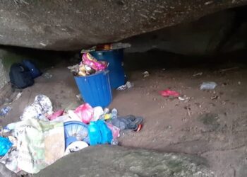 SISA sampah yang ditinggalkan segelintir pendaki di laluan pendakian ke puncah Gunung Berembun di Pantai, Seremban.-GAMBAR FACEBOOK SYAHRUL FOZZAN.