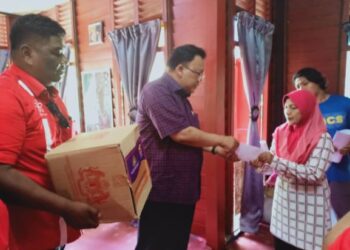 EDDIN Syazlee Shith menyerahkan bantuan kepada Norsidah Amat Jan semasa Ziarah Kasih Parlimen Kuala Pilah di Kampung Dingkir Inas, Johol, Kuala Pilah, Negeri Sembilan, semalam.