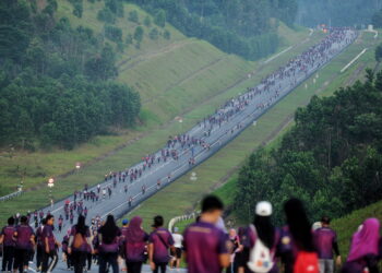 SEREMBAN 29 OKTOBER 2022 - KIRA-kira 1,000 orang menyertai program larian ria, Temiang-Pantai Bypass Fun Run 2022 yang diadakan di Jalan Temiang-Pantai di Seremban hari ini.
Program melibatkan larian sejauh lima kilometer anjuran kerajaan Negeri Sembilan bersama Majlis Bandaraya Seremban (MBS) itu bertujuan mempromosikan jalan tersebut yang sememangnya sering dikunjungi orang ramai terutama pada hujung minggu dan cuti umum sebagai produk pelancongan.
Ia mendapat jolokan sebagai 'New Zealand Malaysia' ekoran pemandangan sekitarnya yang indah. -UTUSAN/MOHD. SHAHJEHAN MAAMIN.