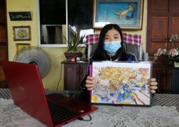 SYIAH Nasitah Ishak menunjukkan lukisan anime, Violet Evergarden yang dijual kepada peminat anime dari Kanada dua tahun lalu ketika ditemui Utusan Malaysia di rumahnya di Taman Paroi Jaya, Seremban baru-baru ini.-UTUSAN/ZAKKINA WATI AHMAD TARMIZI