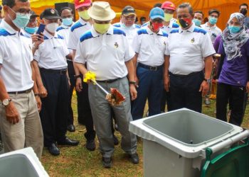 TUANKU Muhriz Ibni Almarhum Tuanku Munawir mencemar duli melakukan gimik pelancaran program World Cleanup Day Peringkat Negeri Sembilan dan Pelancaran Kempen Negeri Sembilan Bersih di Taman Malaysia, Seremban hari ini. Turut kelihatan Aminuddin Harun (dua dari kanan). - UTUSAN/MUHAMMAD IZZAT TERMIZIE