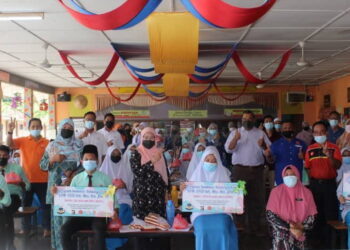 SEBAHAGIAN daripada 81 calon SPM 2020 SMK Jelai (Felda), Tampin bergambar bersama tetamu kehormat sempena Program Suntikan Semangat Calon SPM 2020 di sekolah tersebut, hari ini. -UTUSAN/NOR AINNA HAMZAH.