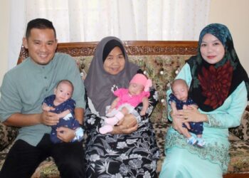 SUHELMY Zakaria, Fatimah Omar (tengah) dan Zalila Ismail bersama bayi kembar tiga ketika ditemui di Kampung Durian Gasing, Jelebu, Negeri Sembilan, semalam.