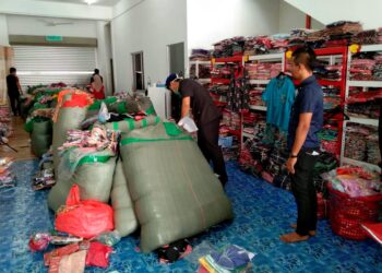 ANGGOTA penguat kuasa menyerbu sebuah lot kedai yang dijadikan pusat penjualan barang tiruan secara borong di Nilai, Seremban, Negeri Sembilan baru-baru ini.