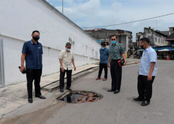 MOHD. Rashid Hasnon (dua dari kiri) bersama wakil MPBP meninjau keadaan Pasar Awam Batu Pahat yang mula bermasalah termasuk tangki kumbahan tersumbat di Jalan Pasar. -UTUSAN/ MOHAMAD FAHD RAHMAT