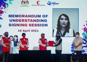 Setiausaha Agung Kehormat PBSMM, Hakim Hamzah menyerahkan memorandum persefahaman (MOU) di antara PBSMM dan Pfizer Malaysia bagi meningkatkan sokongan psikososial ketika pandemik Covid-19  kepada wakil Pfizer Malaysia, Zuriayah Sham Zainal Abidin (dua dari kanan) sambil diperhatikan oleh Pengerusi Kebangsaan PBSMM, Tan Sri Dr. Tunku Putri Safinaz Abdul Halim Mu'adzam Shah (dua dari kiri) dan Menteri Kesihatan, Datuk Seri Dr. Adham Baba (kiri) dalam Majlis Menandatangani MOU antara dua badan tersebut yang berlansung di Ibu Pejabat Persatuan Bulan Sabit Merah Malaysia (PBSMM), Jalan Wisma Putra di sini, hari ini. -UTUSAN/ MUHAMAD IQBAL ROSLI