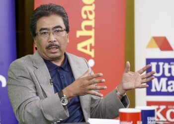 Datuk Seri Johari Abdul Ghani ketika segmen Bicara Eksklusif pada Hari Pelancaran Utusan Malaysia dan Kosmo!, di Kuala Lumpur. UTUSAN/MOHD FARIZWAN HASBULLAH