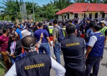 PETUGAS kesihatan memantau prosedur operasi standard (SOP) dan pergerakan keluar serta masuk calon Pilihan Raya Negeri (PRN) Melaka di pusat penamaan calon Dewan Undangan Negeri (DUN) Tanjung Bidara di Dewan Kompleks Japerun Tanjung Bidara, Sungai Baru, Melaka, semalam. – UTUSAN/AMIR KHALID