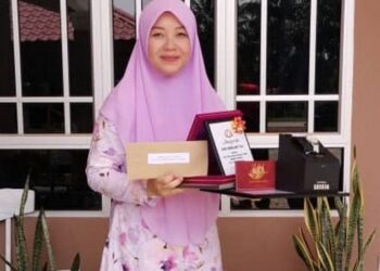 SITI Mazura Mahat menerima Anugerah Guru Cemerlang TAJ Peringkat Negeri Johor tahun 2021 di rumahnya di Kampung Tampok Laut, Benut, di Pontian, Johor.