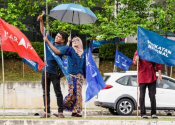 Petugas bilik gerakan Perikatan Nasional (PN) Bandar Tun Razak, Kuala Lumpur memasang bendera di sekitar Bandar Seri Permaisuri sempena  Pilihan Raya Umum Ke-15. – UTUSAN/MOHD. FARIZWAN HASBULLAH