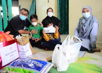 AMALURRAMZAN Ab. Manan (kiri) menyampaikan sumbangan kepada anak lelaki Allahyarham arwah Leftenan Kolonel Mohd. Zahir Armaya di Kuantan semalam.
Utusan/ Shaikh Ahmad Razif b. Shaikh Mustafa.