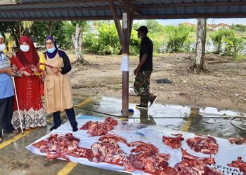 PASANGAN suami isteri OKU, Remli Abas dan Noor Jasmee Othman menyertai ibadah korban di Masjid Tuanku Syed Putra Jamalullail, Kangar, Perlis semalam .