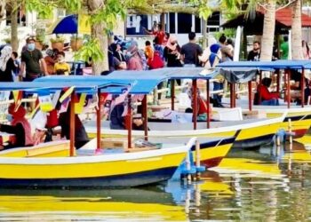 PASAR Terapung antara yang menjadi tarikan baharu pelancong di Pengkalan Asam, Kangar, Perlis.