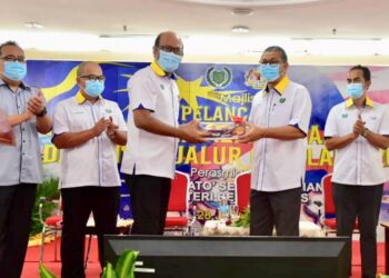 AZLAN Man (kanan) menyerahkan Jalur Gemilang kepada Setiausaha Kerajaan Negeri Perlis, Azman Mohd Yusof sempena pelancaran Bulan Kebangsaan dan Kibar Jalur Gemilang 2020 peringkat negeri ini di Kompleks Dewan Undangan Negeri (DUN) di Kangar, Perlis, semalam.