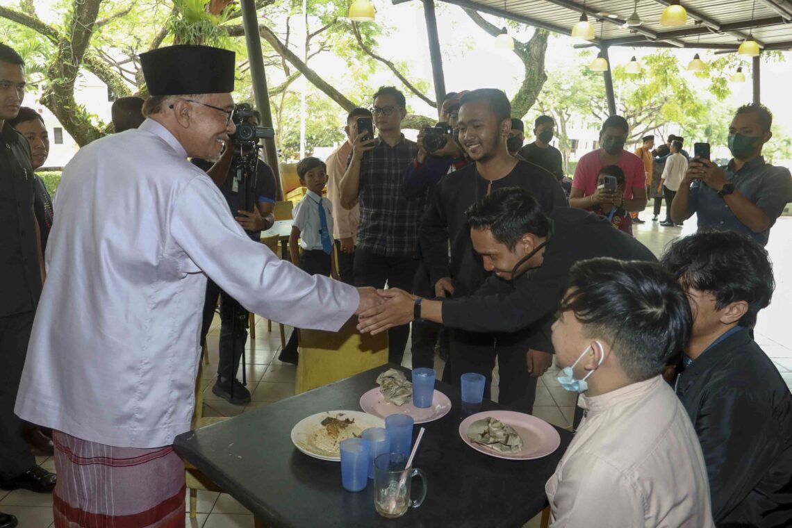 Saiz Kabinet Kecil, Gaji Anggota Kabinet Dikurangkan - PM