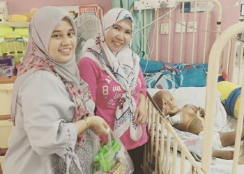 ZUBAYDAH Zamri (kiri) ketika menyerahkan bantuan kepada kanak-kanak pesakit kanser hasil sumbangan orang ramai menerusi pembelian makanan sihat jenama itu. -UTUSAN/SAFINA RAMLI