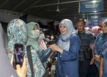 RINA Harun beramah mesra bersama penyokong ketika hadir pada Jelajah Prihatin Parlimen Sepang PN di Dataran Sadiman, Bukit Changgang, Selangor. - UTUSAN/FAISOL MUSTAFA