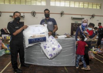 Ketua Polis Daerah Sepang, ACP Wan Kamarul Azran Wan Yusof (kiri) menyerahkan sumbangan kepada anggota polis yang terjejas akibat banjir pada majlis penyerahan sumbangan kepada mangsa banjir pegawai dan anggota polis di IPD Sepang di sini, hari ini.

GAMBAR : FAISOL MUSTAFA
PEMBERITA : AISYAH (UTUSAN)