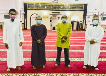 SYARAFAAT Yaacob (dua dari kiri) bersama jemaah Masjid At-Taqwa di Pulau Pinang selepas dijemput menjadi imam tarawih dan solat sunat tahajjud di masjid berkenaan baru-baru ini. -UTUSAN/ ISWAN SHAFIQ ISA