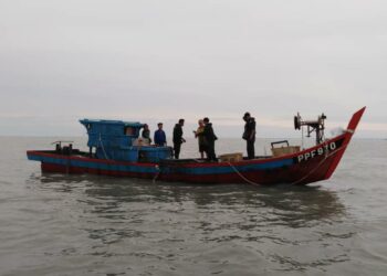 SEBUAH bot nelayan tempatan ditahan Agensi Penguatkuasaan Maritim Malaysia (Maritim Malaysia) Pulau Pinang di kedudukan 2.1 batu nautika timur Pulau Jerejak pukul 6 petang semalam kerana disyaki melanggar syarat lesen.
-IHSAN MARITIM MALAYSIA