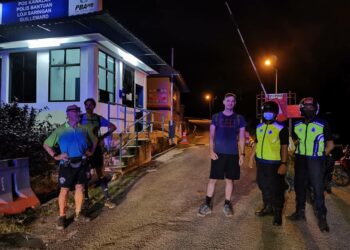 LELAKI warganegara Belanda (tiga dari kanan) yang berjaya ditemui selepas sesat lebih tiga jam di kawasan Bukit Zi Zai, Tanjung Bungah, Pulau Pinang petang semalam.-GAMBAR IHSAN BOMBA