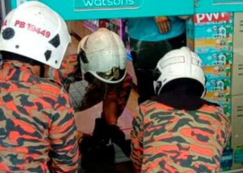 SEORANG wanita terpaksa menahan sakit hampir 10 minit apabila dua jari kirinya tersepit di celah pintu kaca sebuah premis serbaneka dan farmasi di Bukit Jambul, Sungai Nibong, Pulau Pinang petang tadi.