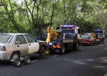 PENGUATKUASA PPj dalam operasi tundaan kereta buruk di sekitar Blok Fasa 14-12, Presint 14, Putrajaya. - UTUSAN/FAISOL MUSTAFA
PEMBERITA : KAMARIAH (UTUSAN)