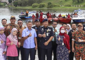 PRESIDEN Perbadanan Putrajaya, Datuk Fadlun Mak Ujud (empat kiri) bersama Nor Arifin Kamari (dua kiri) bergambar pada Pelancaran Kesiapsiagaan Bencana dan MTL Peringkat Wilayah Persekutuan Putrajaya 2022. - UTUSAN/FAISOL MUSTAFA