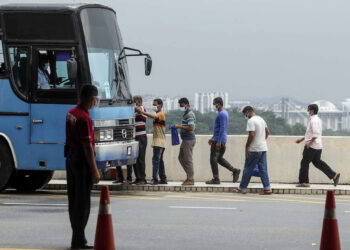 PEKERJA industri warga asing menaiki bas kilang selepas menerima suntikan dos pertama ketika hadir ke pusat pemberian vaksin industri di Pusat Konvensyen Antarabangsa Putrajaya (PICC). - UTUSAN/FAISOL MUSTAFA