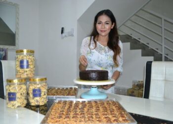 SABRINA Mustafa menunjukkan kek dan biskut buatannya dengan tempahan boleh dilakukan melalui akaun Facebook miliknya, Camilo By Sabby. – UTUSAN/ZAKKINA WATI AHMAD TARMIZI