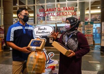 MUHAMMAD Yazurin Sallij menyerahkan sumbangan makanan kepada wakil pengurusan Hospital Serdang pada program Singgah Sahur untuk Semarak Semangat 'Frontliners' di Hospital Serdang di sini kelmarin. UTUSAN - AMIR KHALID