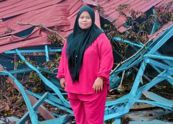 ANIS Suraya Aziz menunjukkan keadaan rumahnya yang musnah dihempap pokok tumbang Sabtu lalu ketika ditemui di Bagan Serai semalam. – UTUSAN/WAT KAMAL ABAS