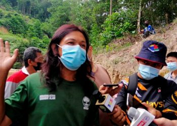 NOOR Ismady Ahmad Radzuan  bercakap kepada pemberita ketika meninjau Air Terjun Tanjung Batu yang musnah akibat kegiatan kuari dekat Manjung baru-baru ini. - PEMBERITA dan GAMBAR: SHAARANI ISMAIL