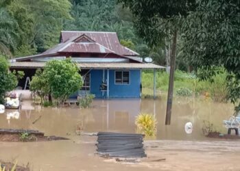 banjir yang melanda kampung di Jalan Kubu Gajah-Gunung Semanggol dekat Bagan Serai semalam. – UTUSAN