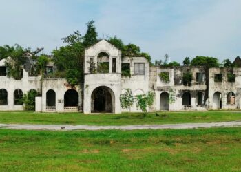 KEADAAN bekas Istana Raja Muda Perak di Teluk Intan yang terjaga persekitarannya. - UTUSAN/AIN SAFRE BIDIN