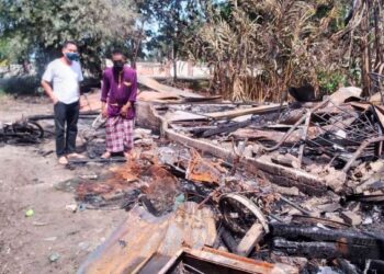 SHAHRUDDIN Amin Abd. Rani (kanan) di tapak rumahnhya yang musnah dalam kebakaran semalam di Kampung Parit Jay dekat Bagan Serai, Perak. - FOTO/WAT KAMAL ABAS