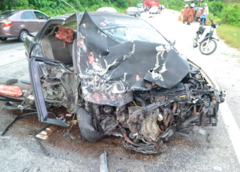 KEADAAN kereta Proton Wira yang bertembung sebuah lori selepas mengelak bangkai babi di Jalan Kampung Gajah-Tanjung Tualang dekat Kampung Gajah hari ini. - UTUSAN/GAMBAR IHSAN PDRM