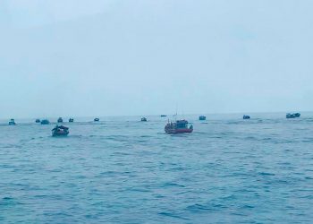 BOT nelayan asing yang menceroboh perairan negara dekat Pulau Jarak, Perak semalam. - GAMBAR IHSAN MARITIM MALAYSIA