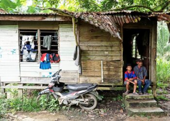 KEADAAN dalaman pondok usang yang didiami Abri Bah Ali di Kampung Pos Senta, Bidor, Perak. - UTUSAN/ZULFACHRI ZULKIFLI