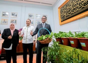 AHMAD FAIZAL AZUMU memegang bakul sayuran ketika melancarkan Program Tanaman Bumi Hijau di Ipoh, Perak. Turut hadir Pengerusi Jawatankuasa Pertanian, Perikanan, Perladangan dan Sekuriti Makanan negeri, Datuk Abdul Yunus Jamahri (tengah) dan Pengarah Pertanian Perak, Norsiyenti Othman. 
– UTUSAN/SAYED HESHAM IDRIS