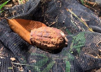 BOM tangan lama yang ditemukan di dusun buah-buahan di Kampung Dusun Seribu di Sungai Itek dekat Gopeng.- GAMBAR PDRM