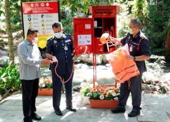 AZMI Osman (tengah) memeriksa  peti 'Life Saving Appliances' (LiSA)   yang mengandungi peralatan menyelamat seperti pelampung, jaket keselamatan, ‘throw bag rope’ serta dilengkapi dengan siren pada program Kesedaran Keselamatan Aktiviti Di Air di Taman Tema Eko-Rimba Ulu Kenas, Kuala Kangsar hari ini. -UTUSAN/ZULFACHRI ZULKIFLI