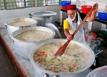 MUSTHAFA Kamal Varusai Mohamad memasak bubur lambuk daging kambing pada hari pertama Ramadan di Masjid India Muslim Ipoh, Perak semalam. – UTUSAN/ ZULFACHRI ZULKIFLI