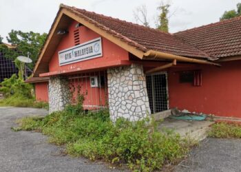 KEADAAN Gimnasium Rakyat 1Malaysia yang ditumbuhi semak akibat tidak dijaga di Teluk Intan, Perak. – FOTO/AIN SAFRE BIDIN