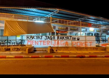 KAIN rentang berunsur provokasi yang dipasang di Medan Selera Stadium Perak di sini semalam. - GAMBAR  MEDIA SOSIAL