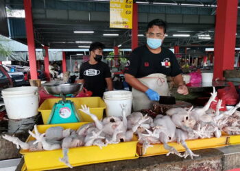 Peniaga ayam, Ismail Muhamad, 49,  berharap pelanggan tidak menuduh peniaga sepertinya suka-suka naikkan harga jualan ayam ketika Ramadan ketika ditemui di pasar besar Teluk Intan hari ini.  - -UTUSAN/AIN SAFRE BIDIN