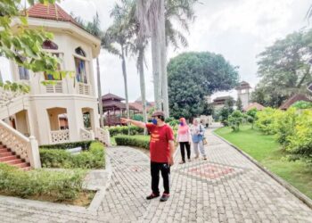 ROHAYA Ahmad (kanan) bersama ahli keluarganya melawat Kompleks Sejarah Pasir Salak baru-baru ini. - UTUSAN/AIN SAFRE BIDIN