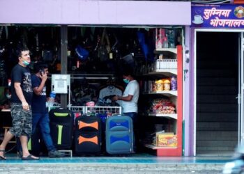 PREMIS yang diusahakan warga asing turut mengetepikan bahasa kebangsaan pada papan tanda di Jalan Sultan Idris Shah, Ipoh. – UTUSAN/ZULFACHRI ZULKIFLI